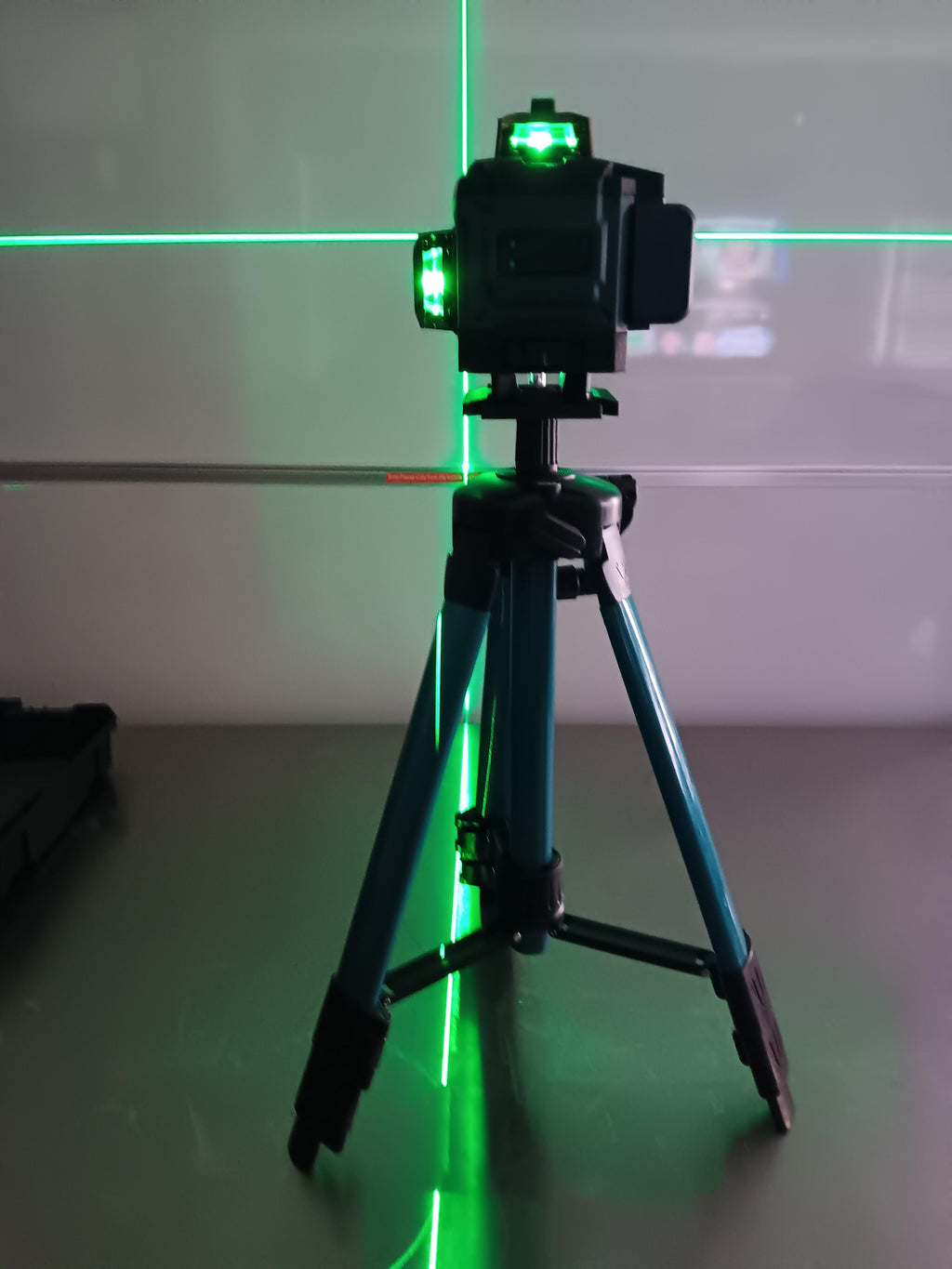 4D Laser Level 16 Lines 3.7–4.2V with Tripod, Two Batteries & Charger